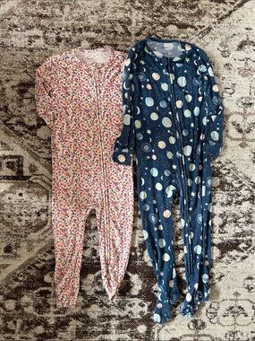 Quince Kids Two-Pack Footie Sleepers - Pink Floral & Navy Planet Print